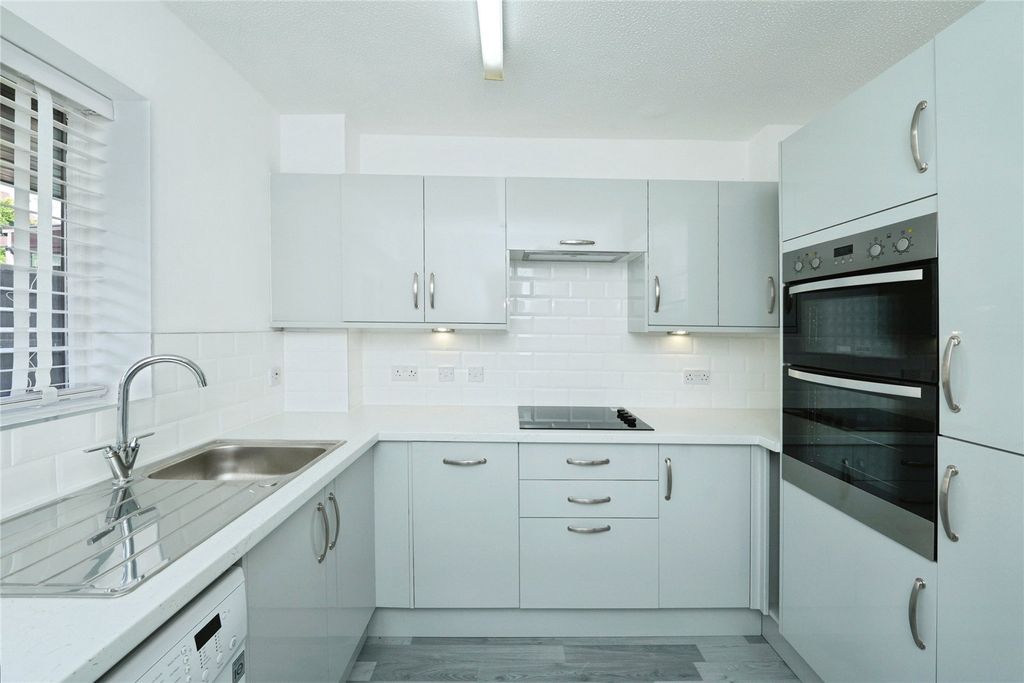 Property photo 3 of 10 Kitchen