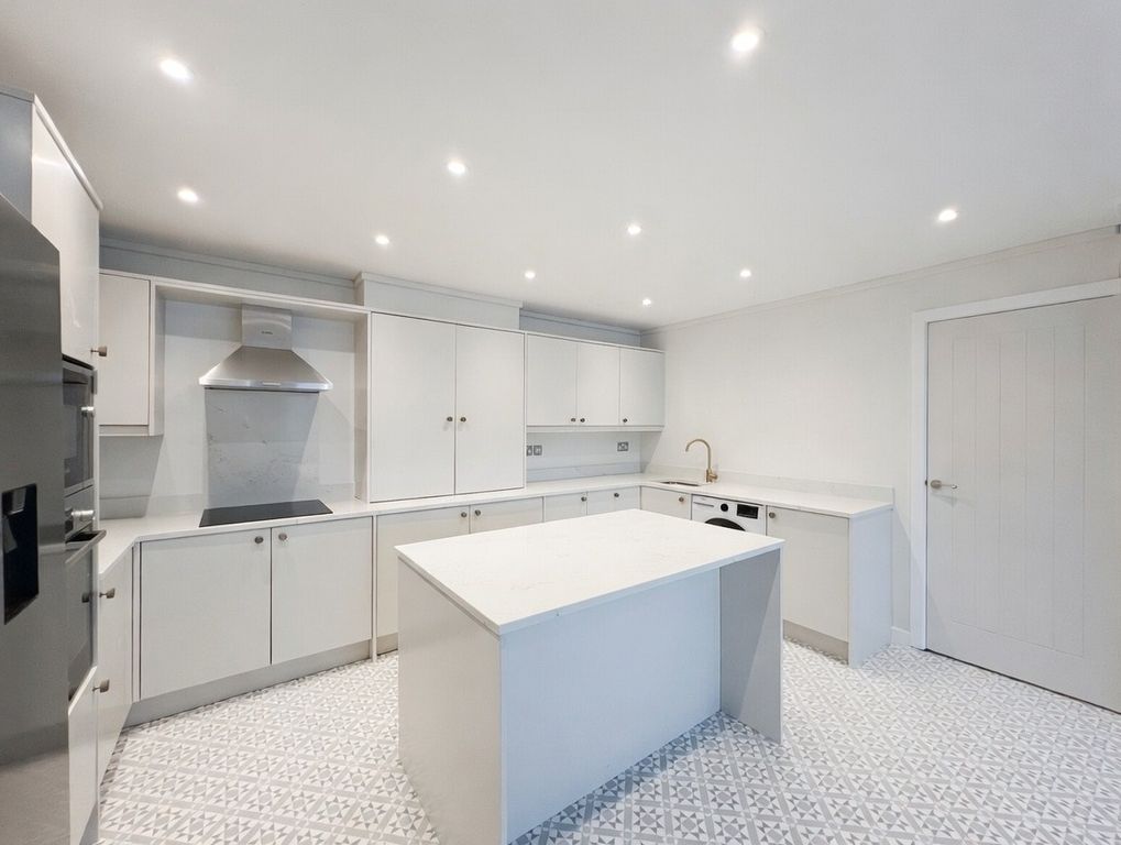 Property photo 2 of 14 Kitchen