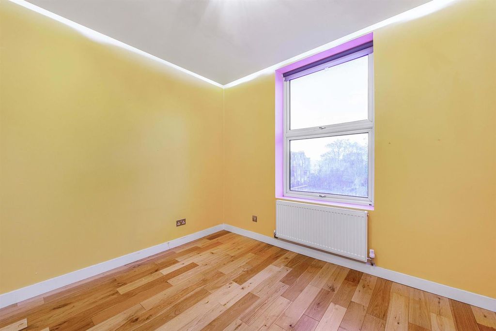 Property photo 3 of 10 32020_Davies_And_Davies_198B_Seven_Sisters_Rd_4_Lo