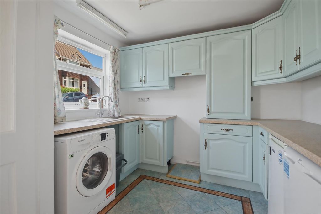 Property photo 3 of 16 Kitchen