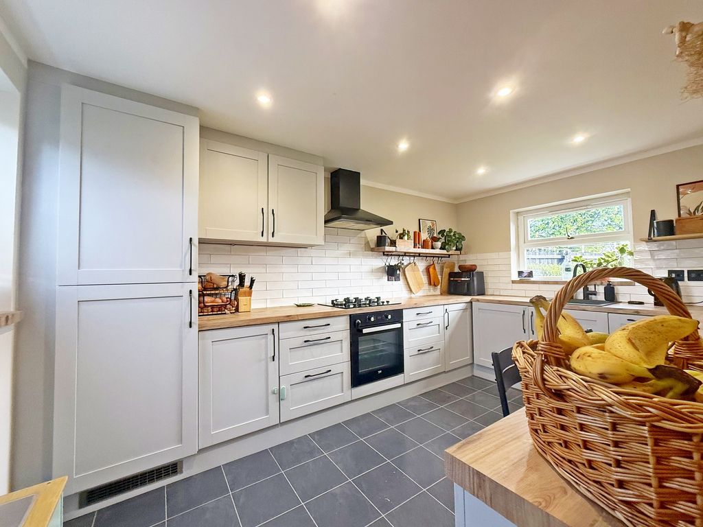 Property photo 3 of 33 Kitchen