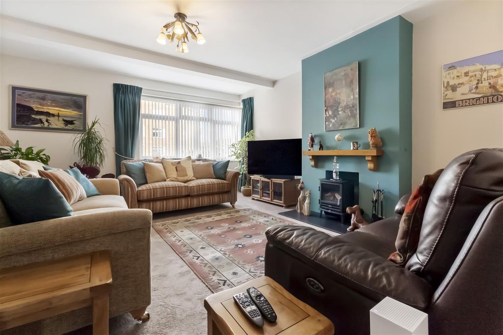Property photo 2 of 21 2 Glouster Court-001.Jpg