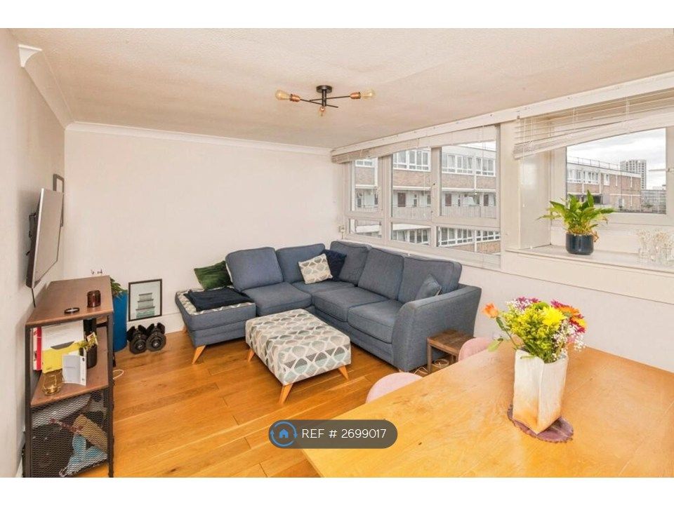 Property photo 1 of 7 Living Room/ Dining Space