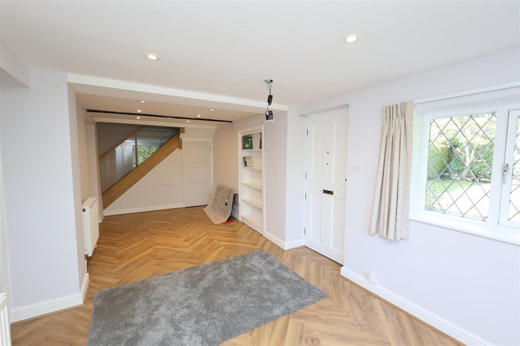 Property photo 2 of 18 Entrance Area