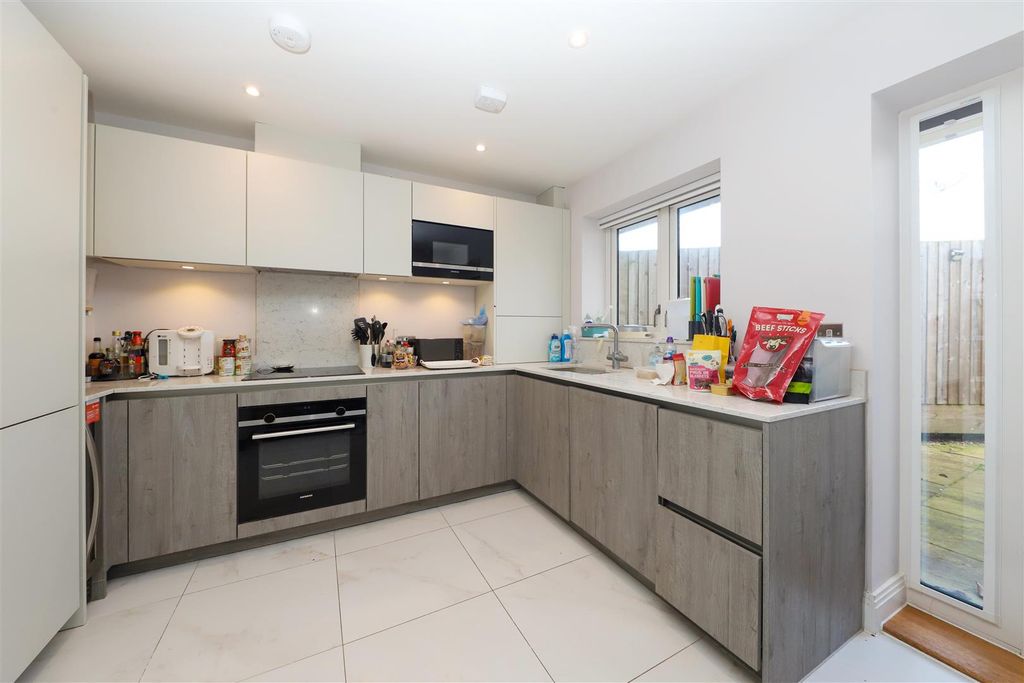 Property photo 3 of 12 Kitchen