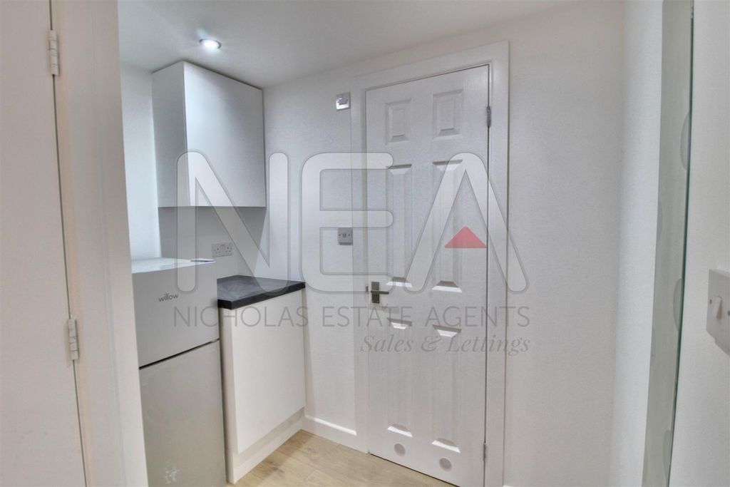 Property photo 3 of 5 Room 4 Kitchenette