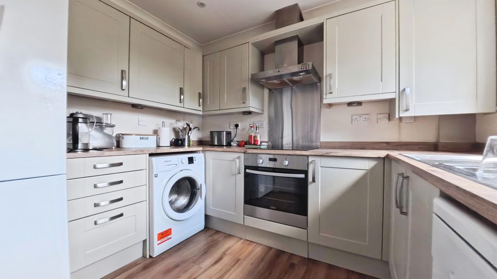 Property photo 3 of 17 Kitchen