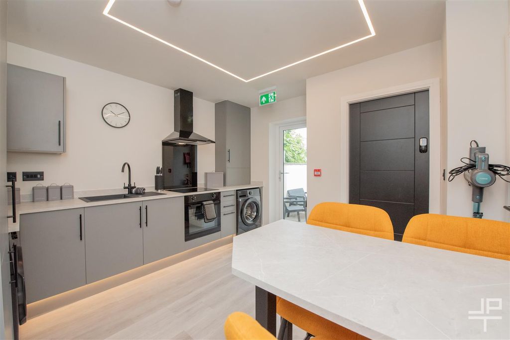 Property photo 3 of 22 Czzcrysdykaxhhdjyrwe5A.Jpg