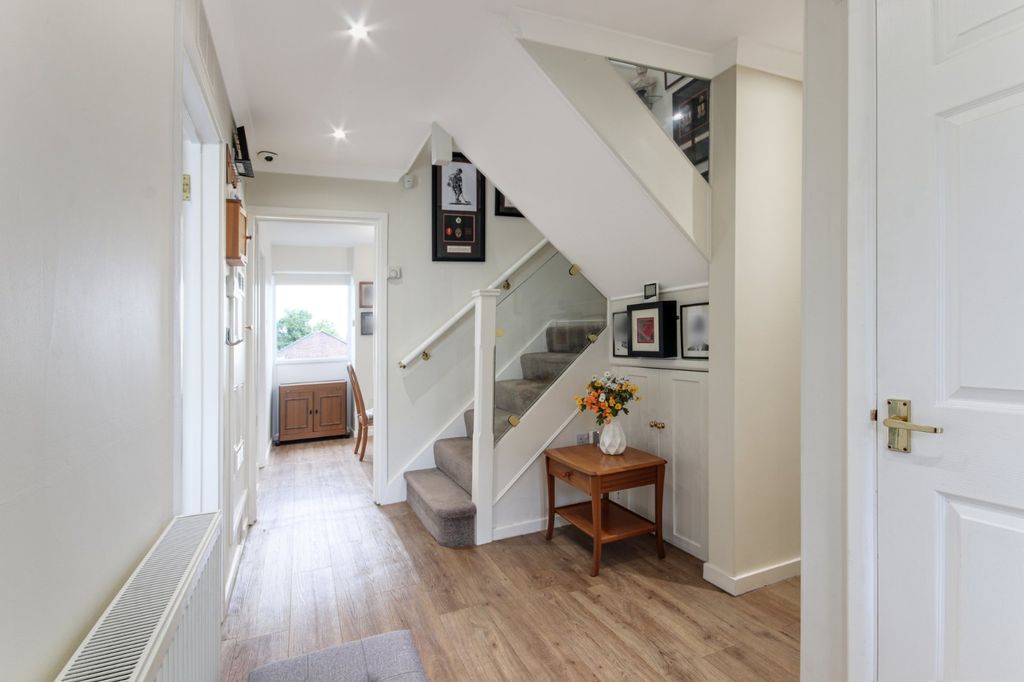 Property photo 2 of 19 Entrance Hall