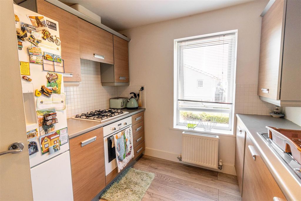 Property photo 3 of 11 Kitchen