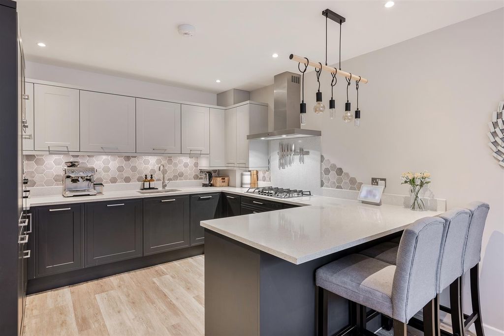 Property photo 2 of 27 All Saints Gardens (23).Jpg