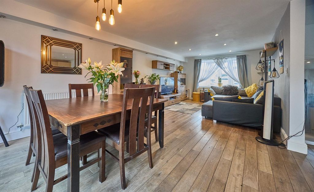 Property photo 3 of 18 3A Tudor Road Hk 5.Jpg