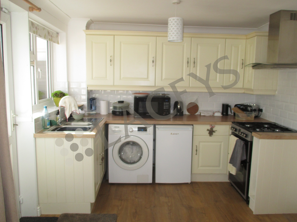 Property photo 2 of 8 Kitchen