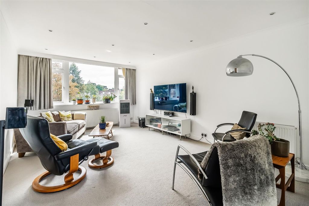 Property photo 2 of 24 67-Sandown-Lodge-6.Jpg