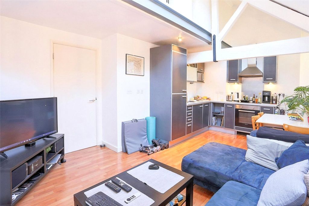 Property photo 2 of 10 Living Room/Kitchen