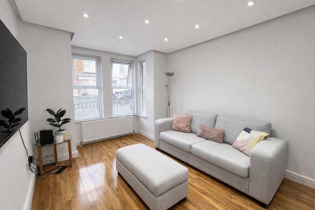 Property photo 2 of 21 Lounge