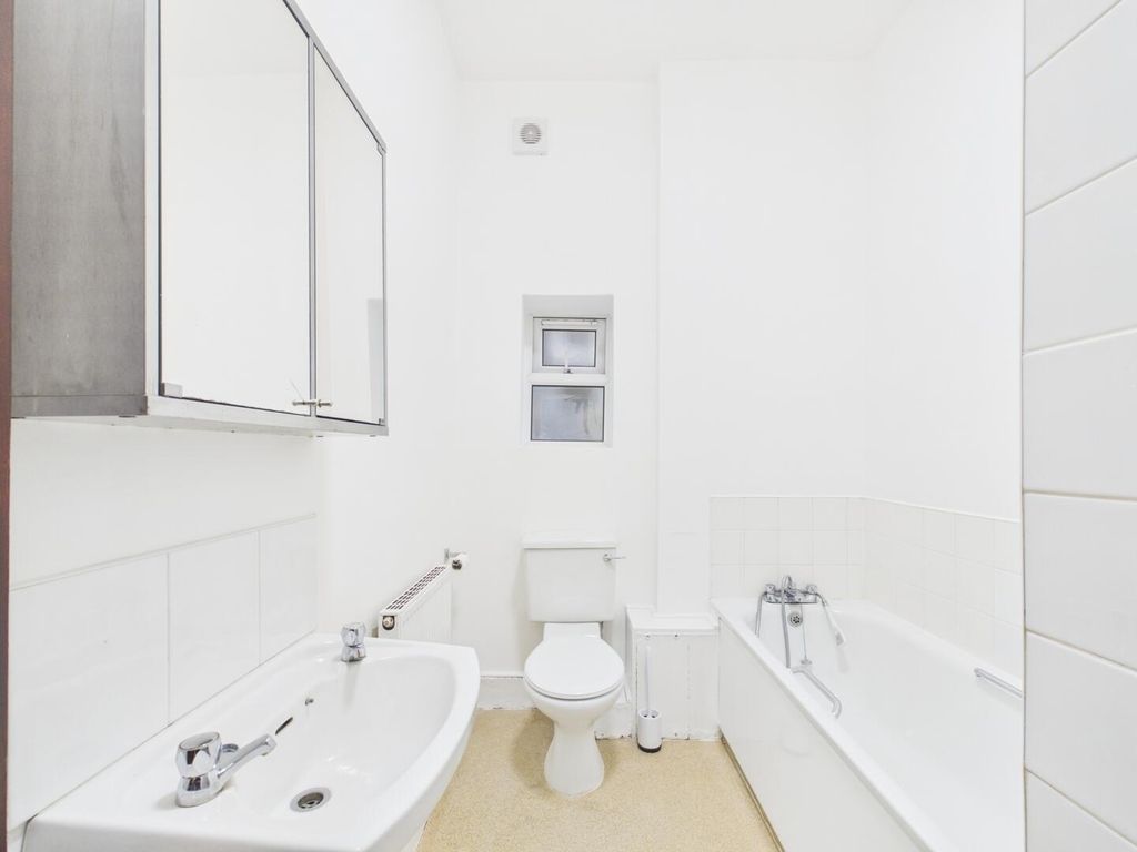 Property photo 2 of 11 Bathroom