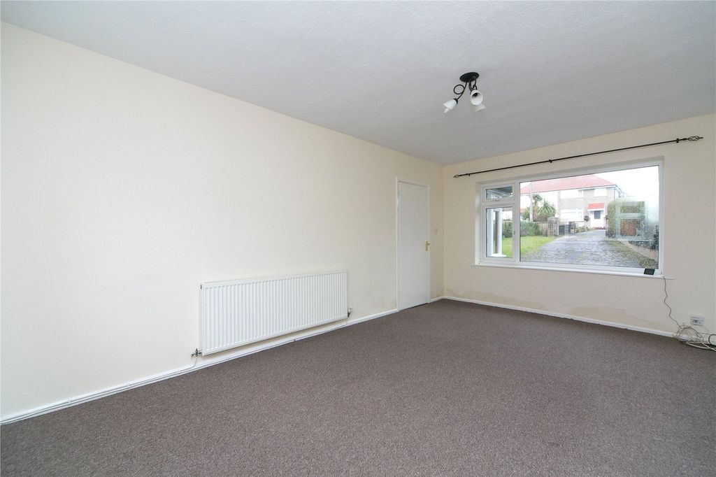 Property photo 3 of 17 Lounge