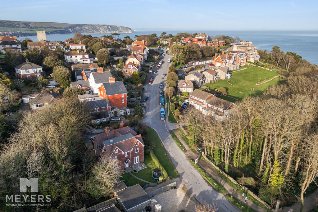 Property photo 3 of 34