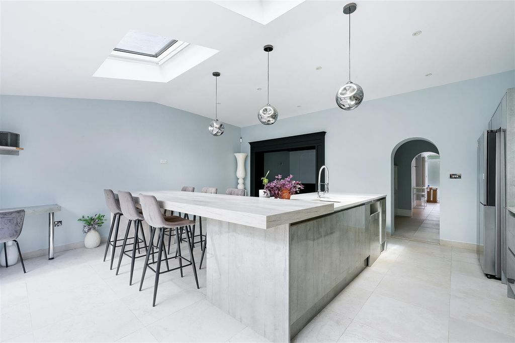 Property photo 3 of 16 Chipstead Lane, 4 Williams Harlow- (14).Jpg