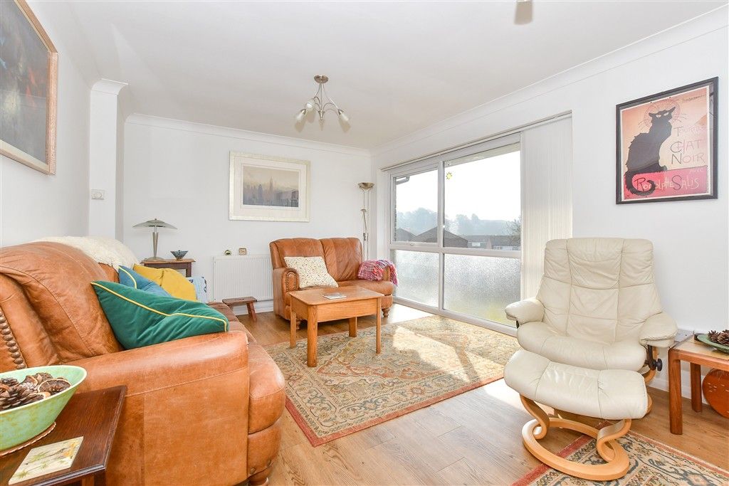 Property photo 1 of 14 Lounge