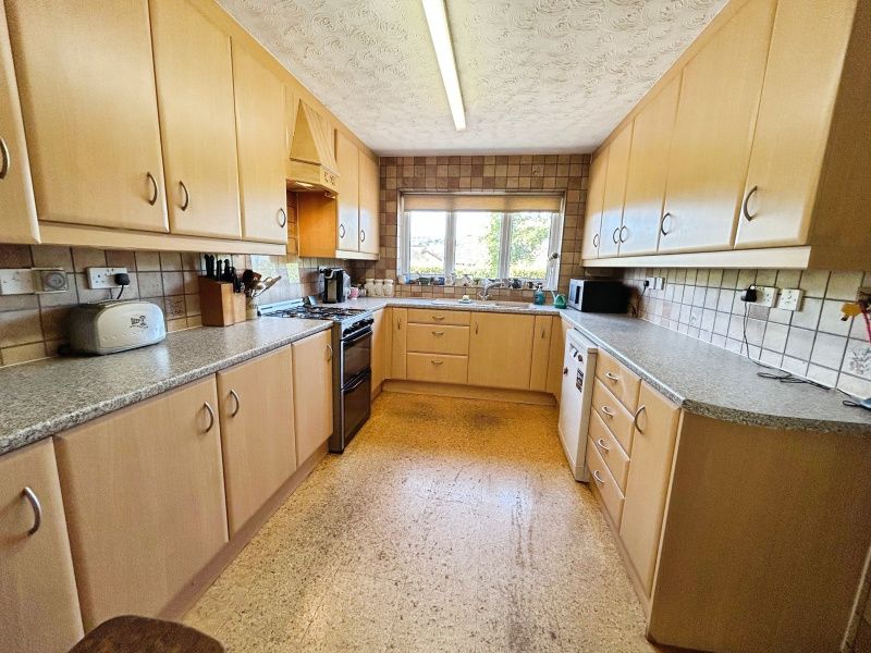 Property photo 3 of 16 3 Bedroom Detached Bungalow