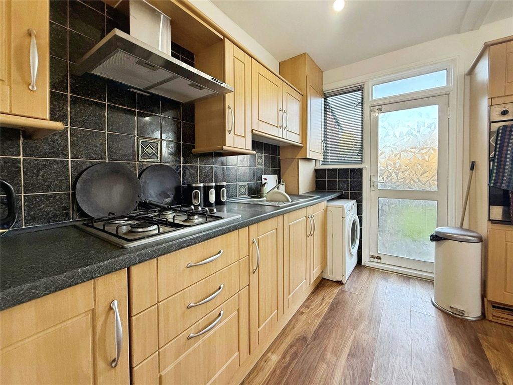 Property photo 3 of 10 Kitchen