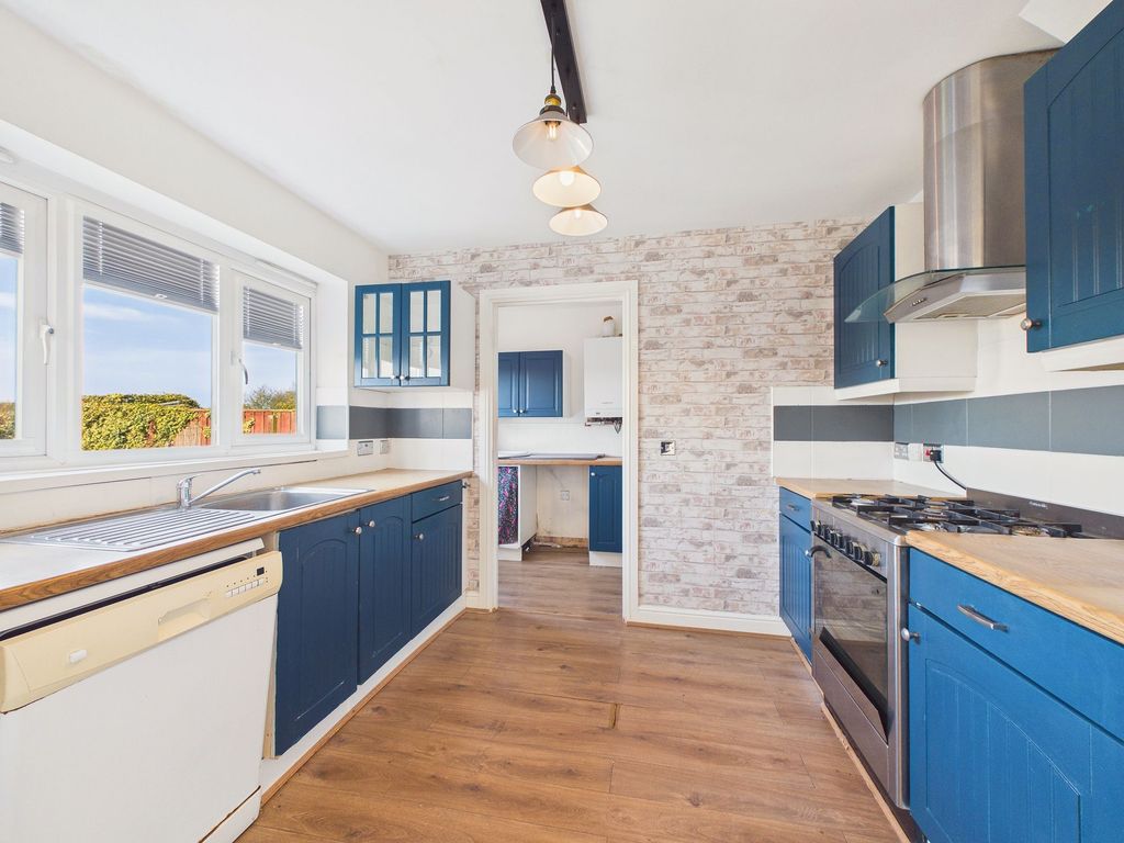 Property photo 3 of 11 Kitchen