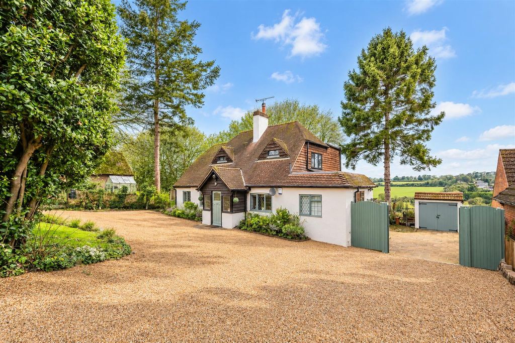 Property photo 1 of 32 Sunlit English Countryside Cottage.Png