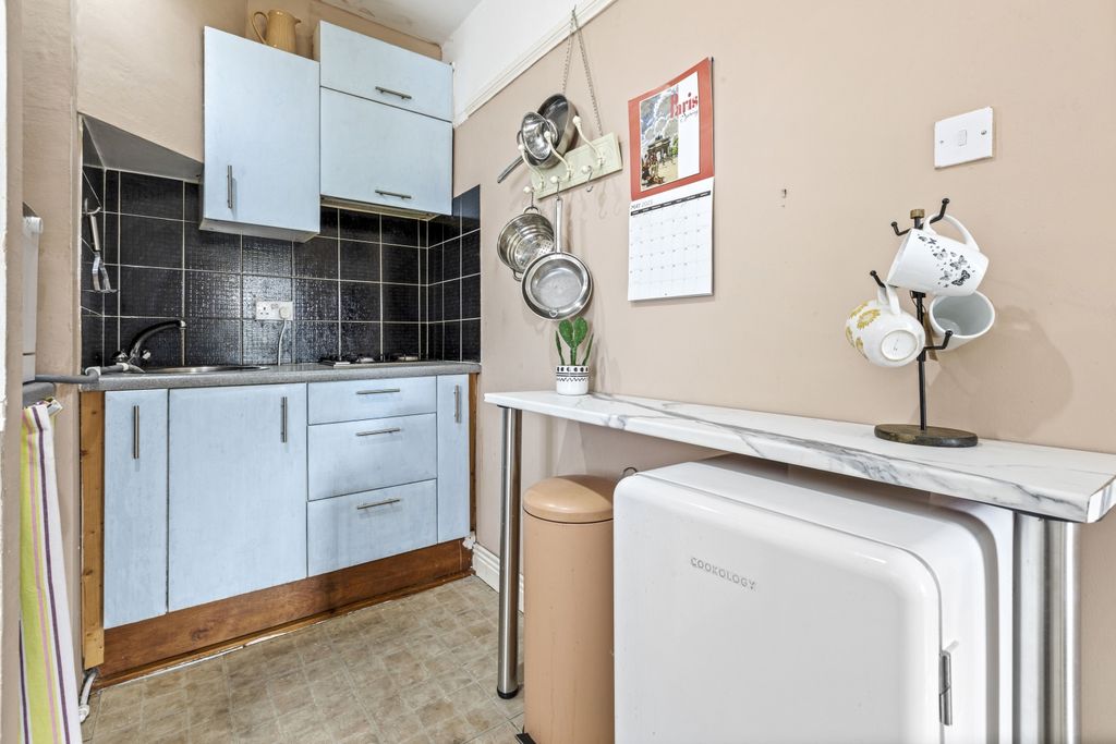 Property photo 3 of 10 Kitchen