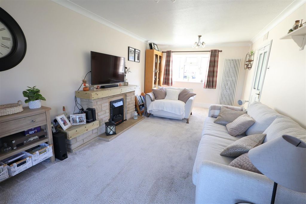 Property photo 2 of 27 Fc Lounge ii.Jpg