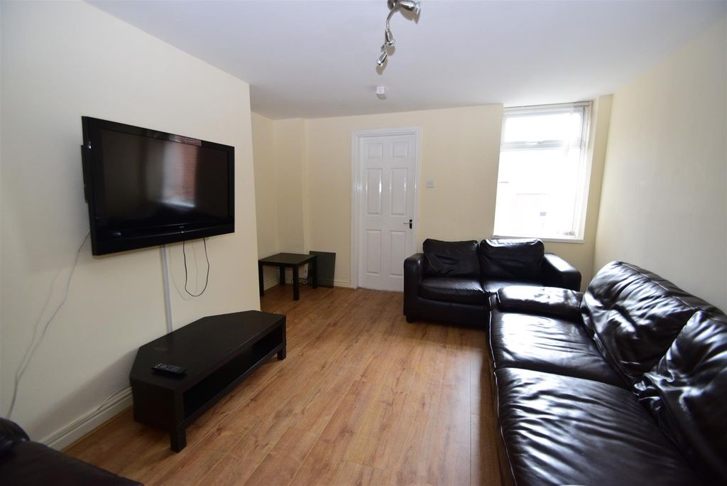 Property photo 2 of 15 Lounge
