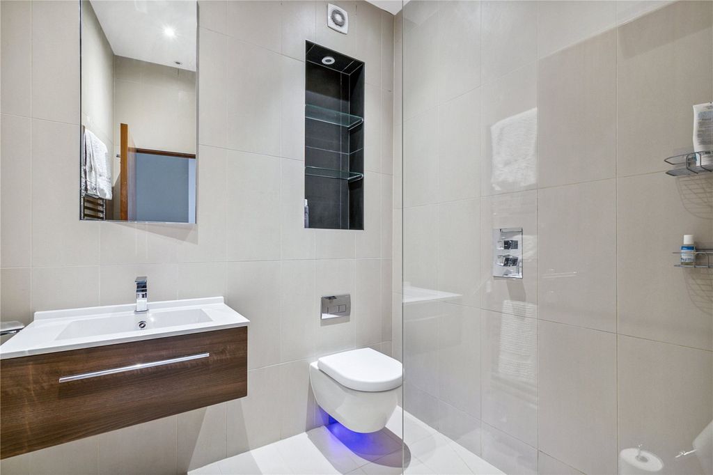 Property photo 3 of 9 Bathroom