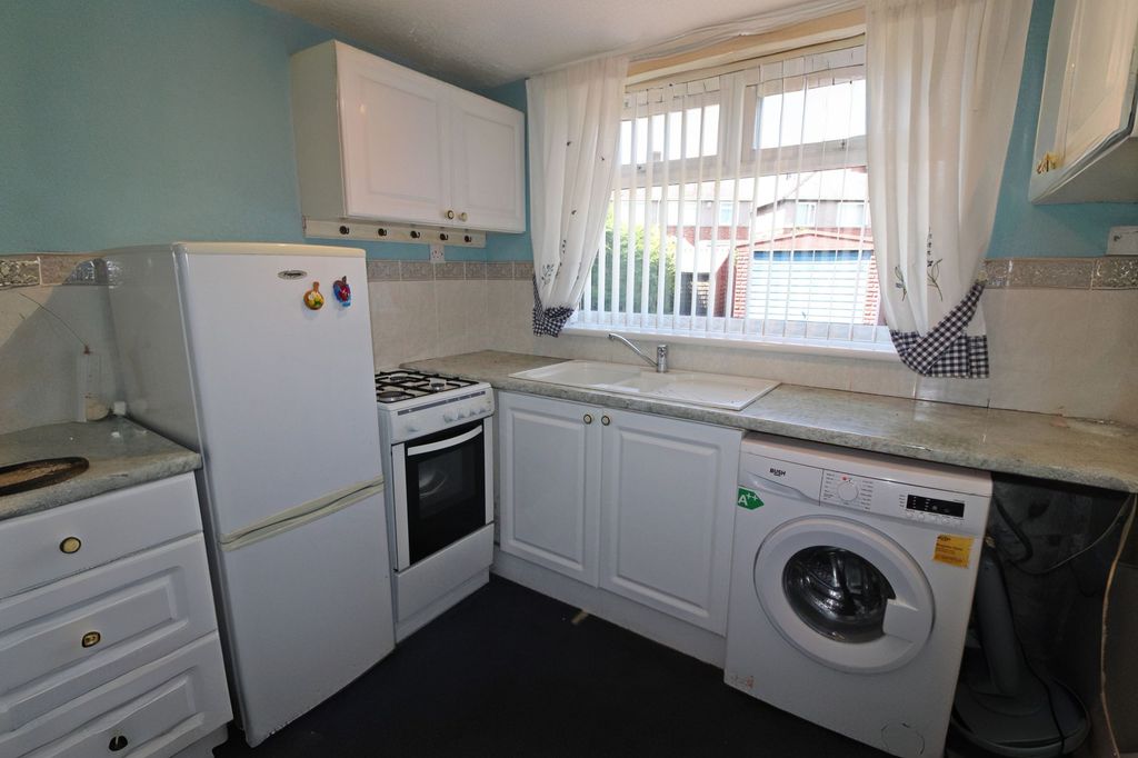 Property photo 3 of 11 Kitchen