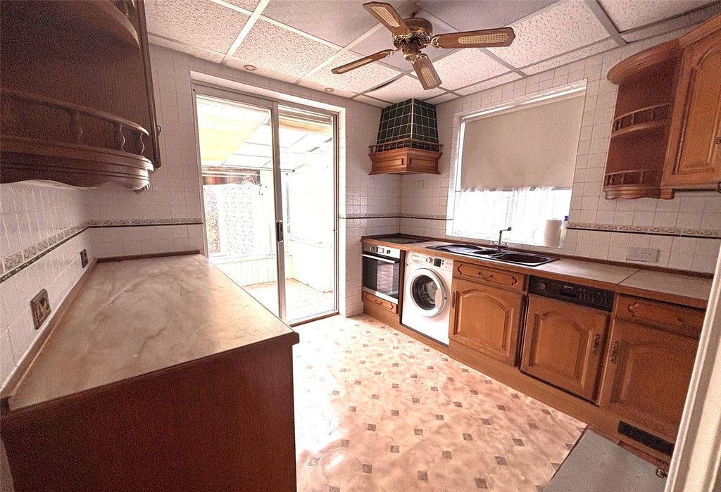 Property photo 2 of 11 Kitchen