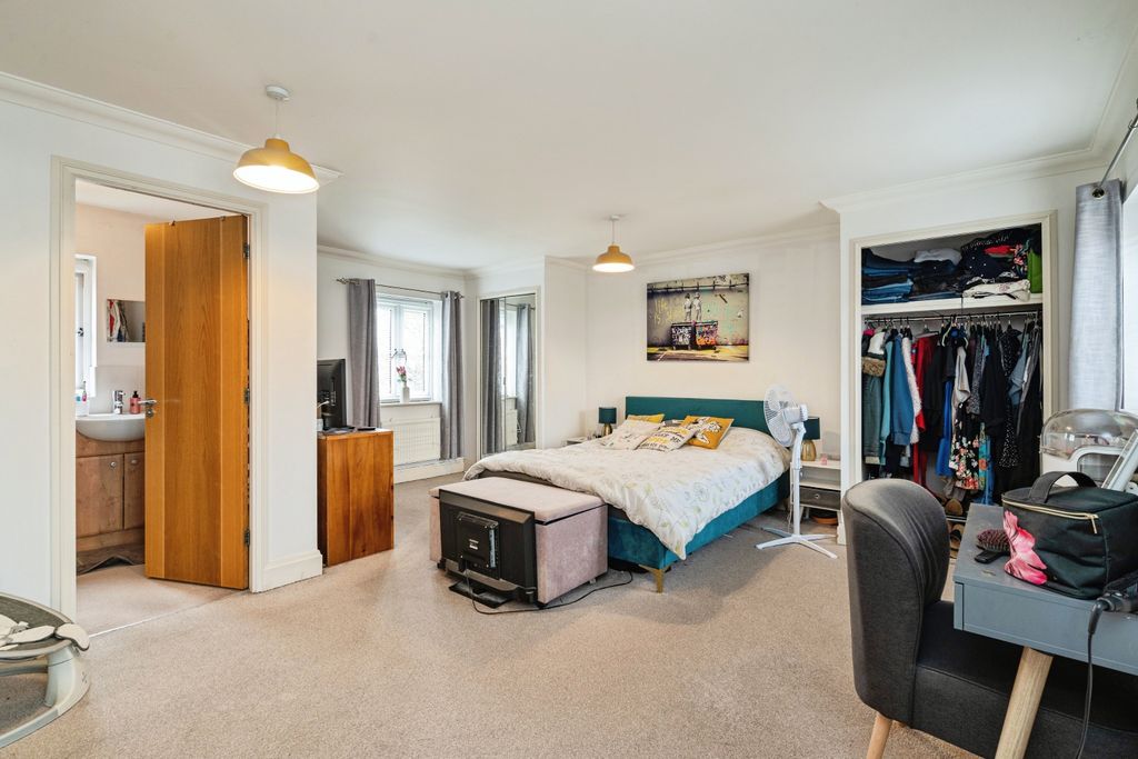 Property photo 2 of 22 Master Bedroom / En-Suite