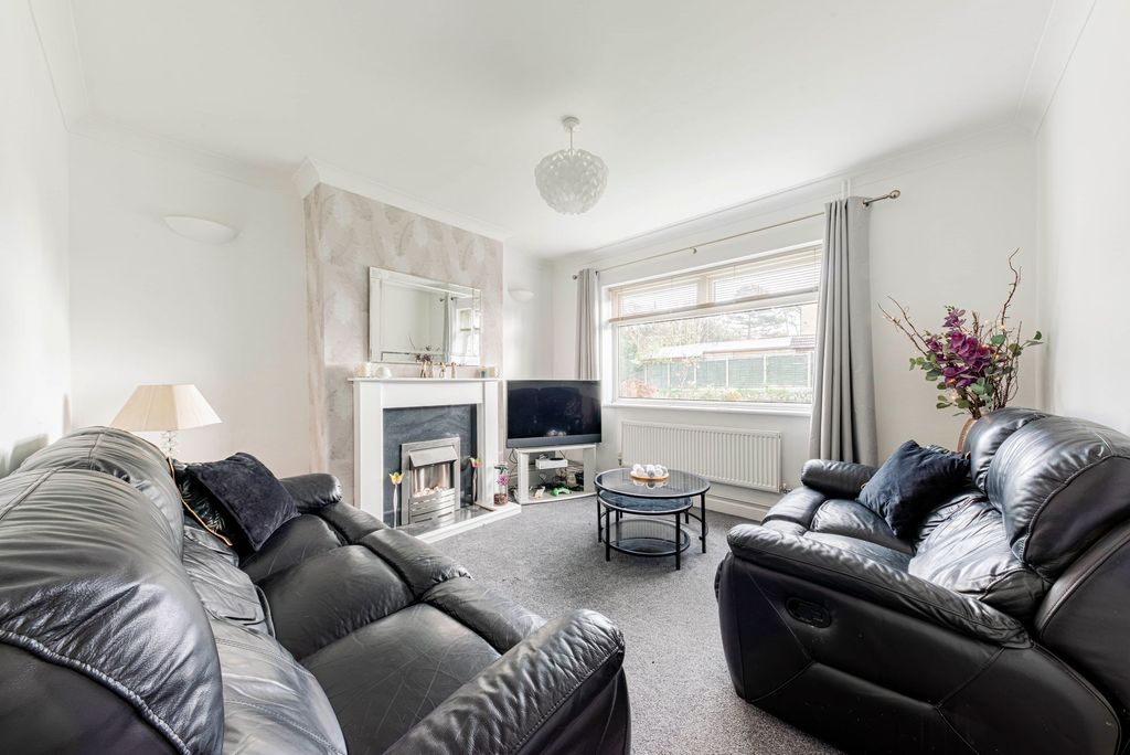 Property photo 2 of 21 Living Room (1)