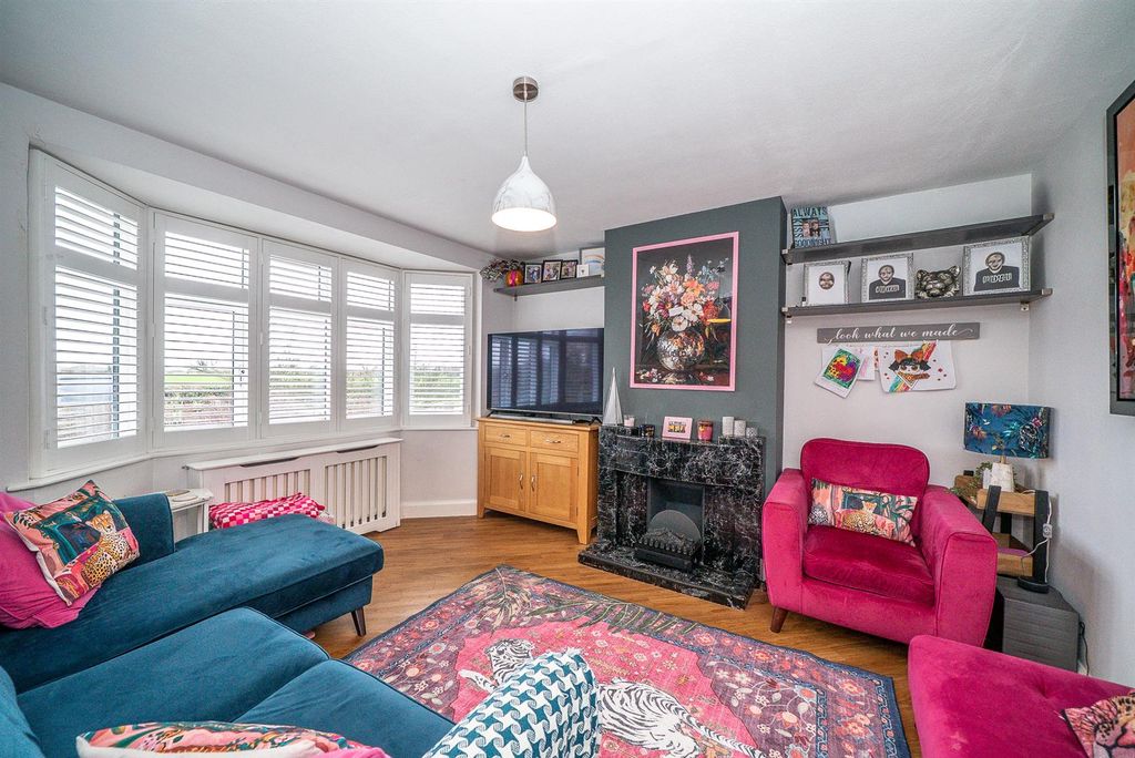 Property photo 2 of 21 Lounge