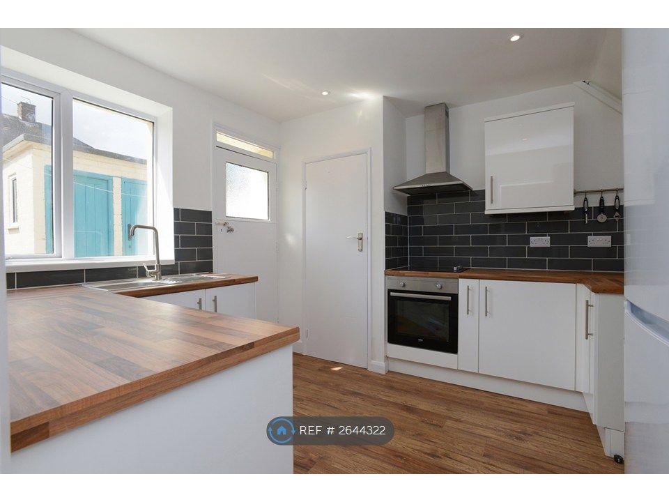 Property photo 2 of 9 Kitchen