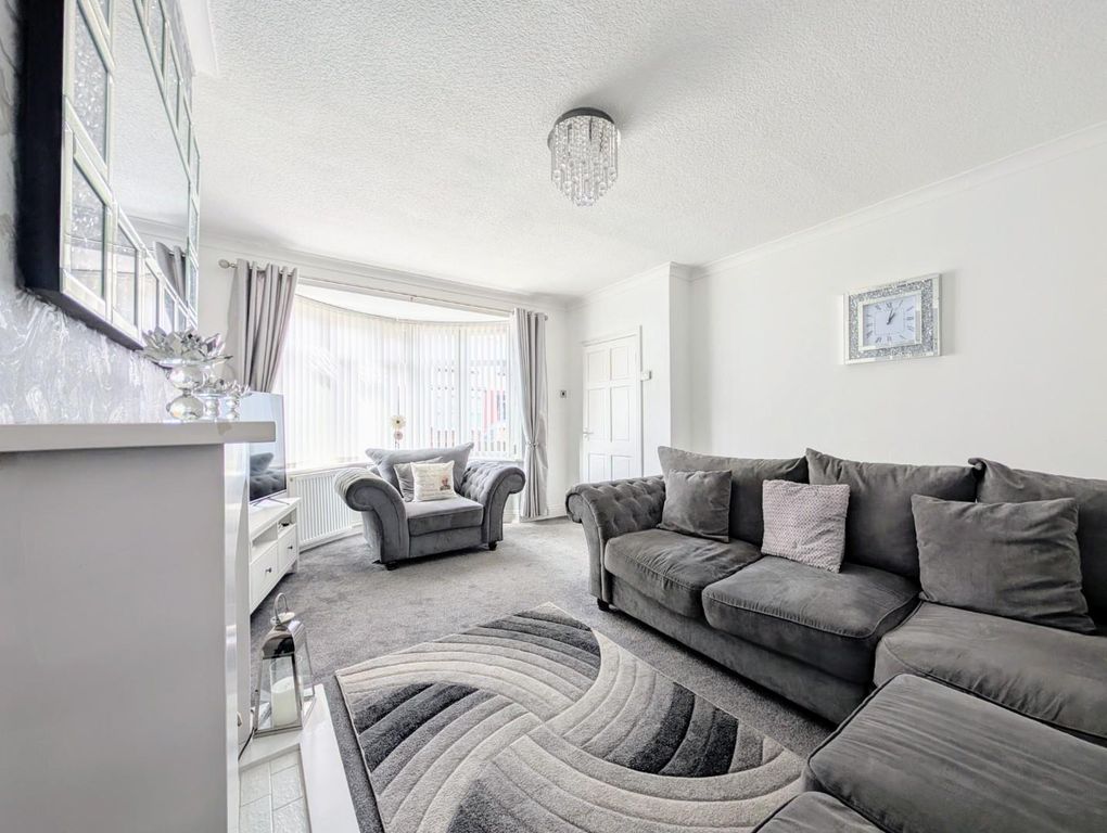 Property photo 3 of 20 Lounge