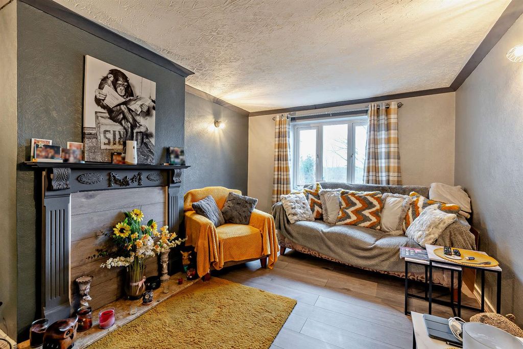 Property photo 2 of 13 8680322-Interior09-800.Jpg