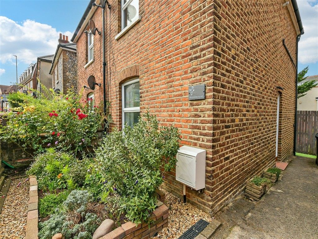 Property photo 1 of 18 Front Garden