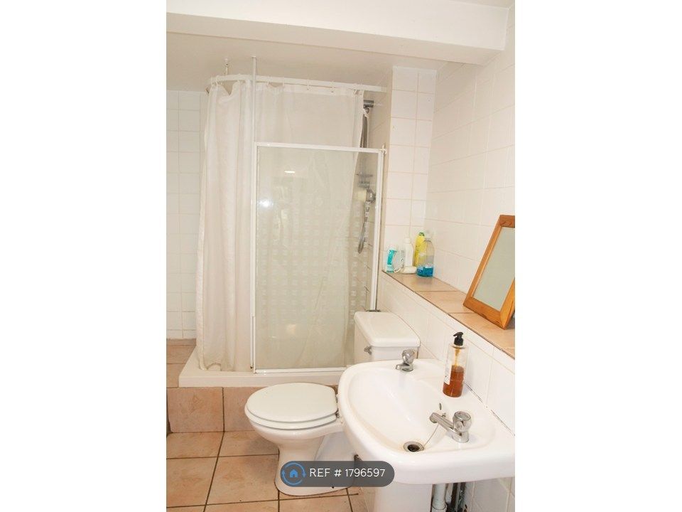 Property photo 3 of 9 Bathroom