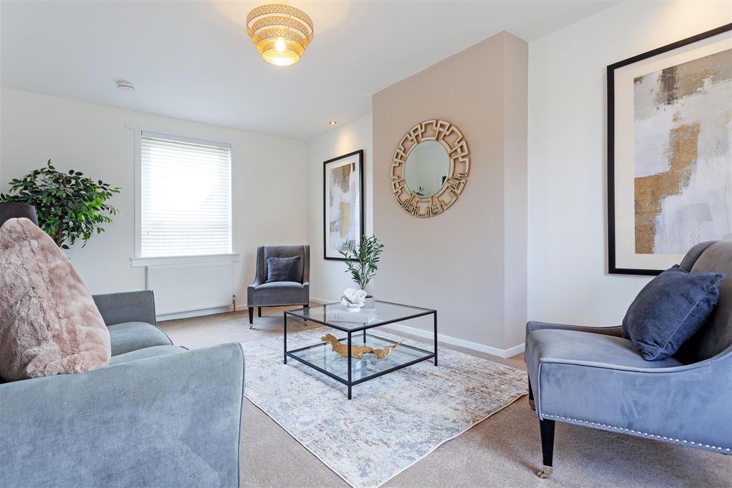 Property photo 2 of 27 29 Churchill Cres 23.Jpg