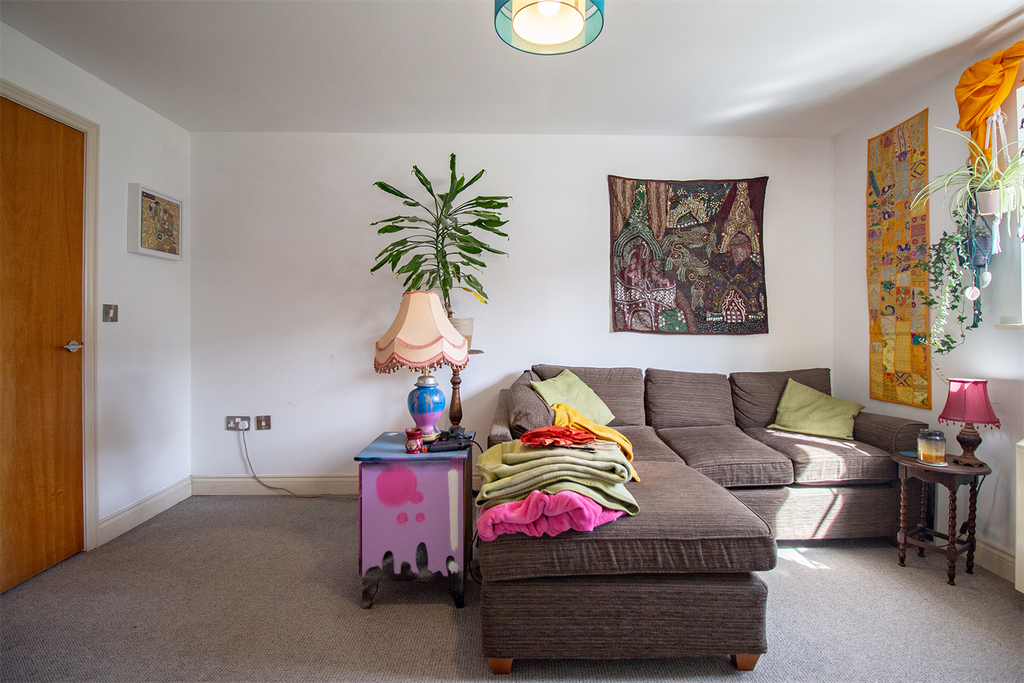 Property photo 3 of 18 Lounge