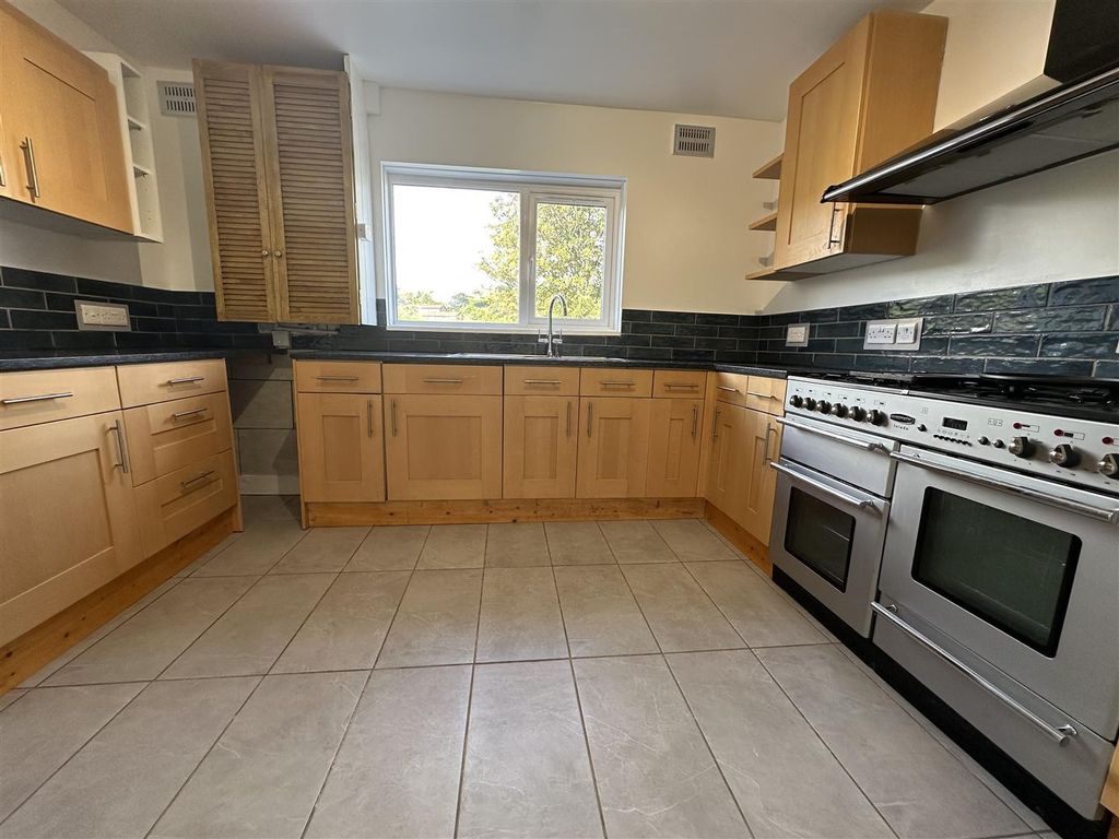 Property photo 3 of 19 Kitchen