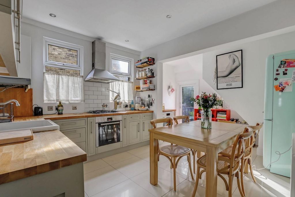 Property photo 3 of 11 05-E64Bjhpropworld - 96 Queenswood Road - 28-Mediu