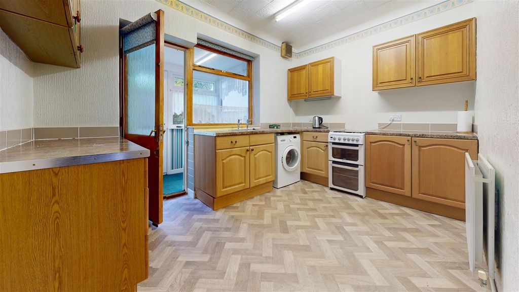 Property photo 3 of 28 Austin Avenue, Kitchen