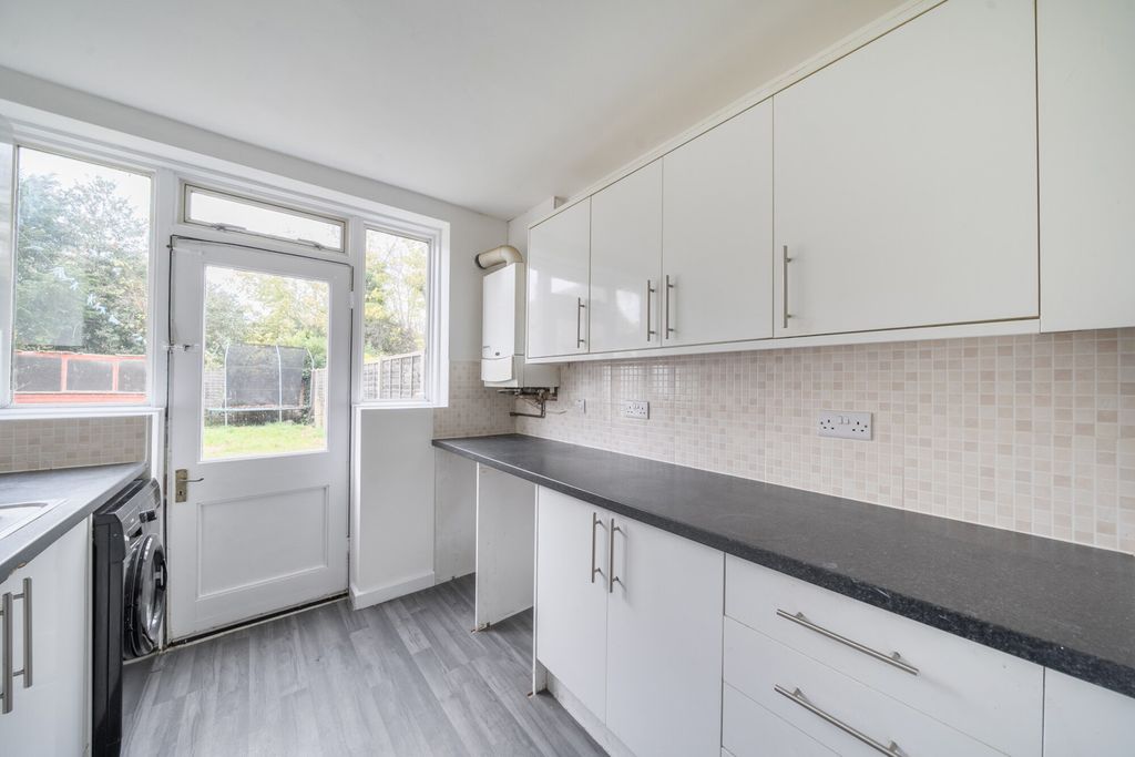 Property photo 2 of 9 1382810-15-691c5E...