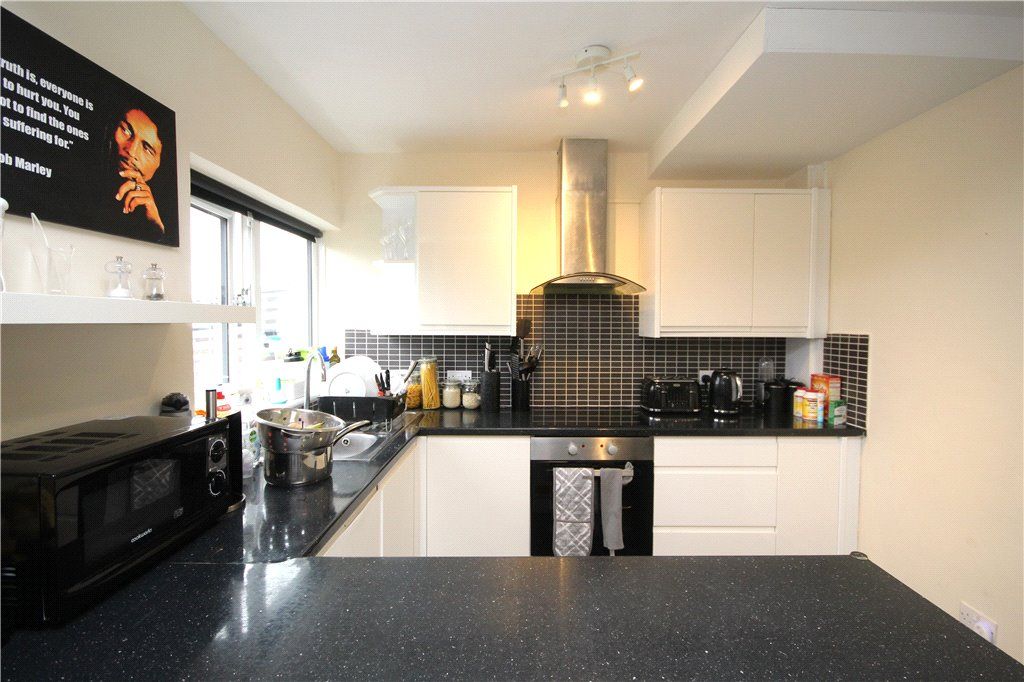 Property photo 3 of 11 Kitchen